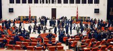 Die Türkische Nationalversammlung "Der Souverän ist ausnahmslos das Volk" (Mustafa Kemal Atatürk) © meclishaber.gov.tr, bearb. MiG